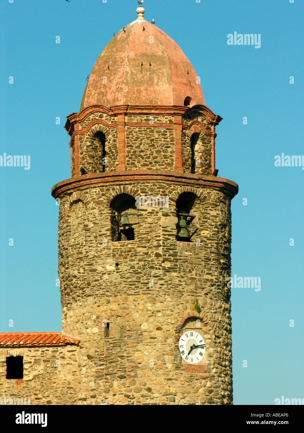 Beffroi belltower utilisé aussi comme phare de l'église fortifiée Notre-Dame des Anges à Collioure Banque D'Images
