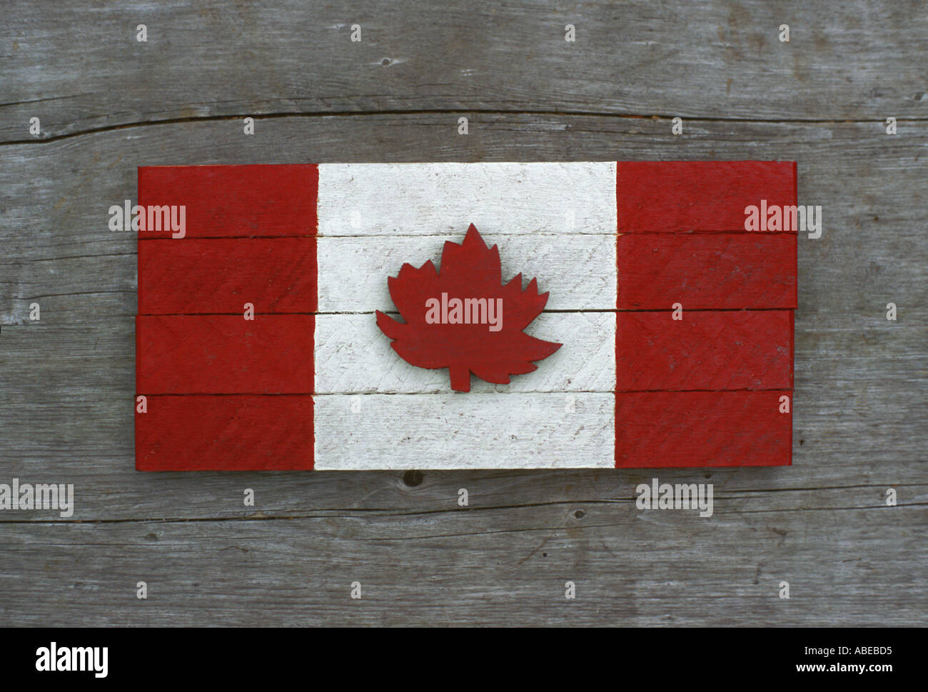 Un cadre rustique en bois peint rouge et blanc du drapeau canadien avec une feuille d'érable Banque D'Images