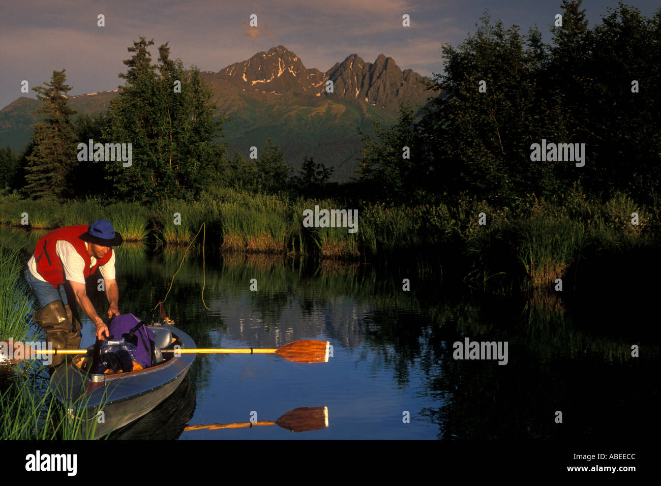 L'homme la voler-pêche de son kayak sur le ruisseau Rabbit dans Palmer Hay Appartements State Game Refuge, Alaska Banque D'Images