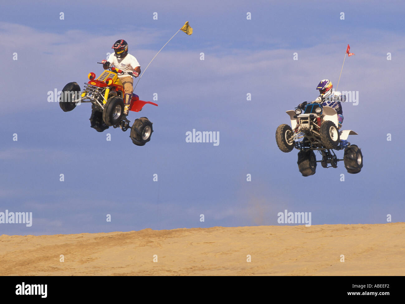 Deux quadrunners de haut vol dans les dunes du désert à Pismo Beach,  Californie Photo Stock - Alamy