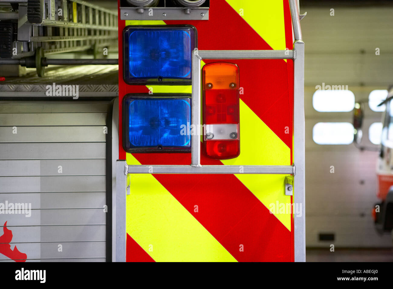 Fire Engine détail, incendie, feux, bain, urgence, couleurs, rouge, jaune, bleu, sauvetage, obturateur, portes arrière de feu fra Banque D'Images