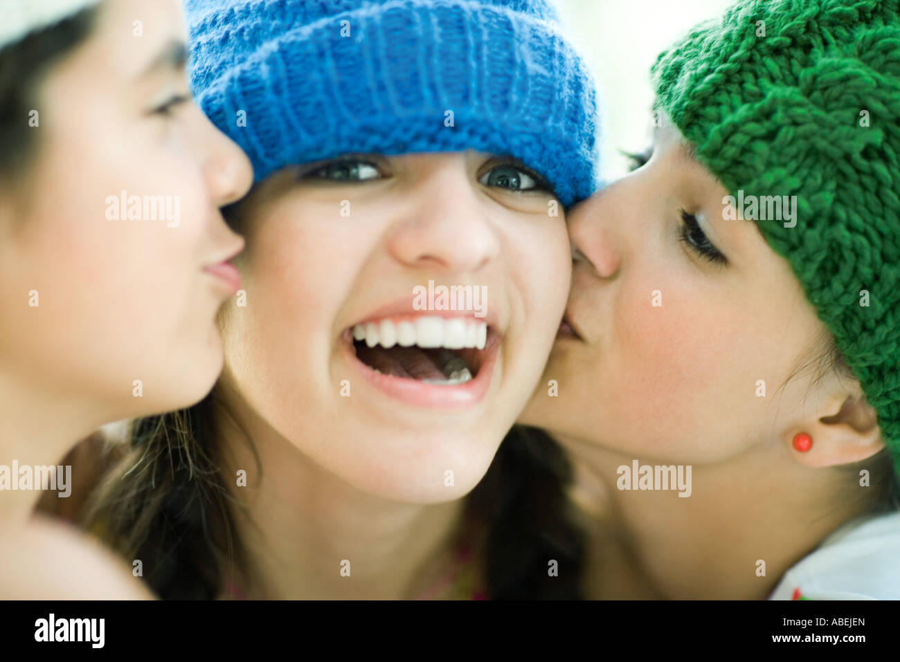 Teenage girls kissing friend Banque d&amp;#39;image et photos - Alamy