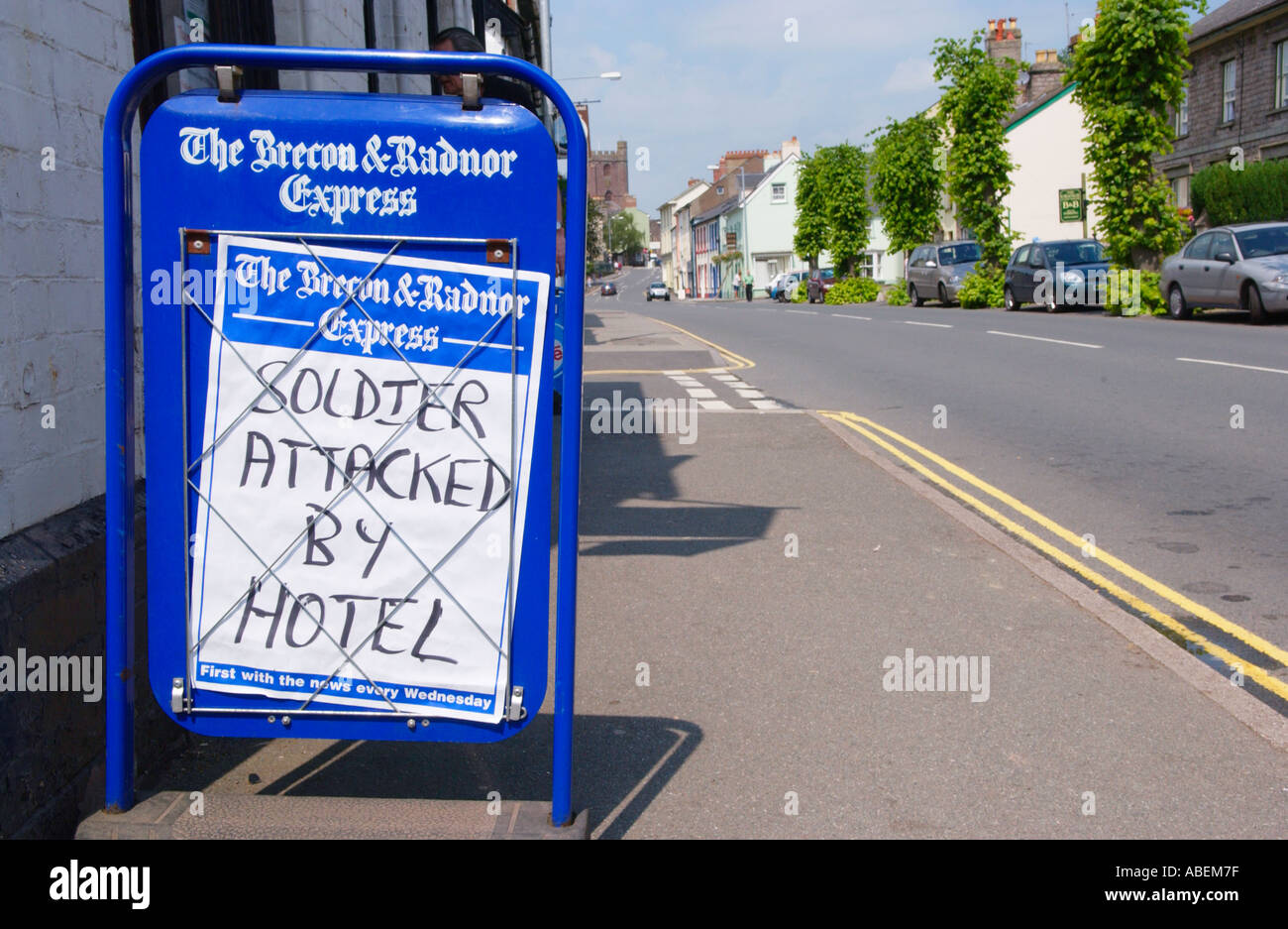 Hôtel SOLDAT ATTAQUÉ PAR gros titre de journal à l'extérieur de la maison de la presse de la ville de Brecon Powys Pays de Galles UK Banque D'Images