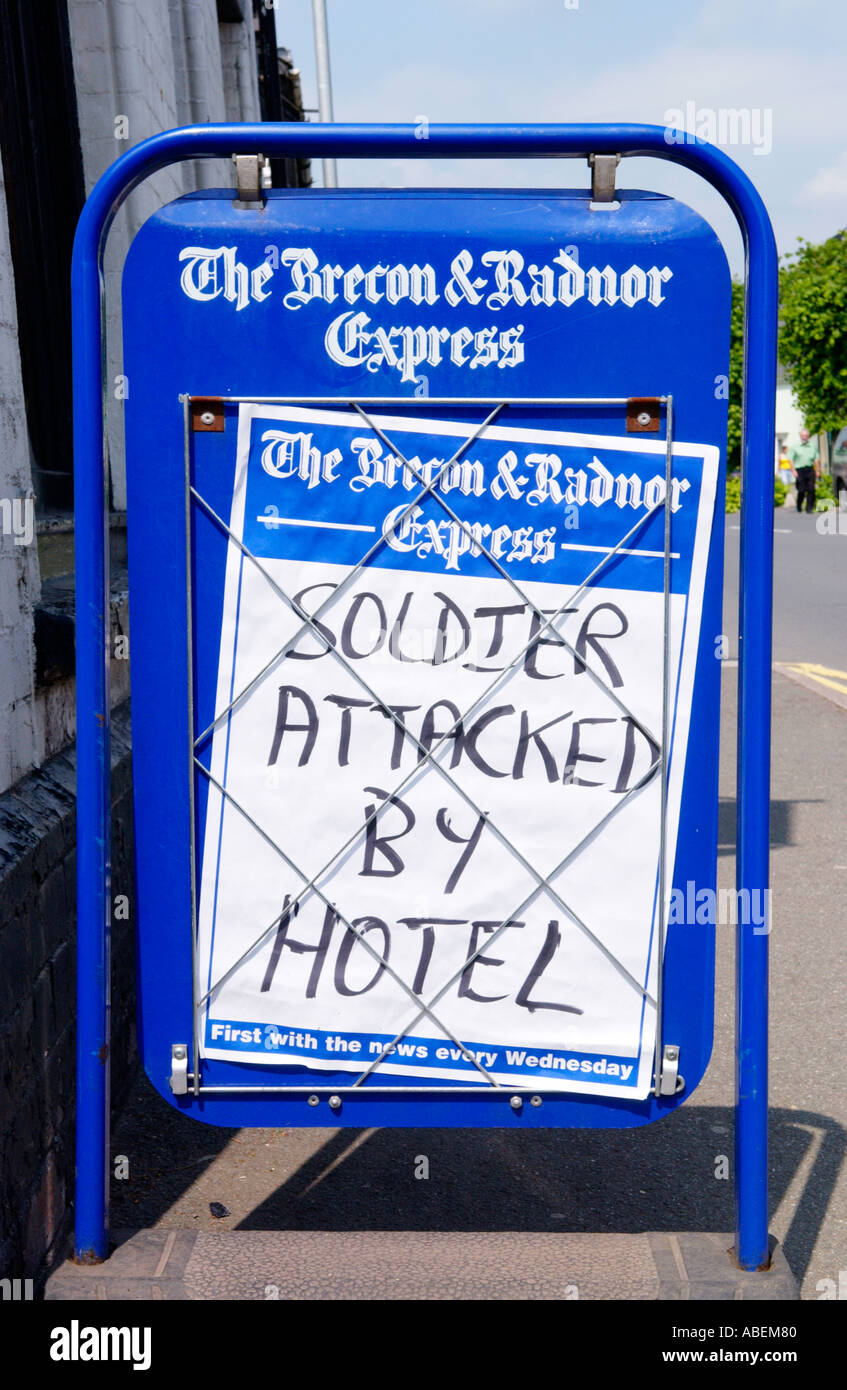 Hôtel SOLDAT ATTAQUÉ PAR gros titre de journal à l'extérieur de la maison de la presse de la ville de Brecon Powys Pays de Galles UK Banque D'Images
