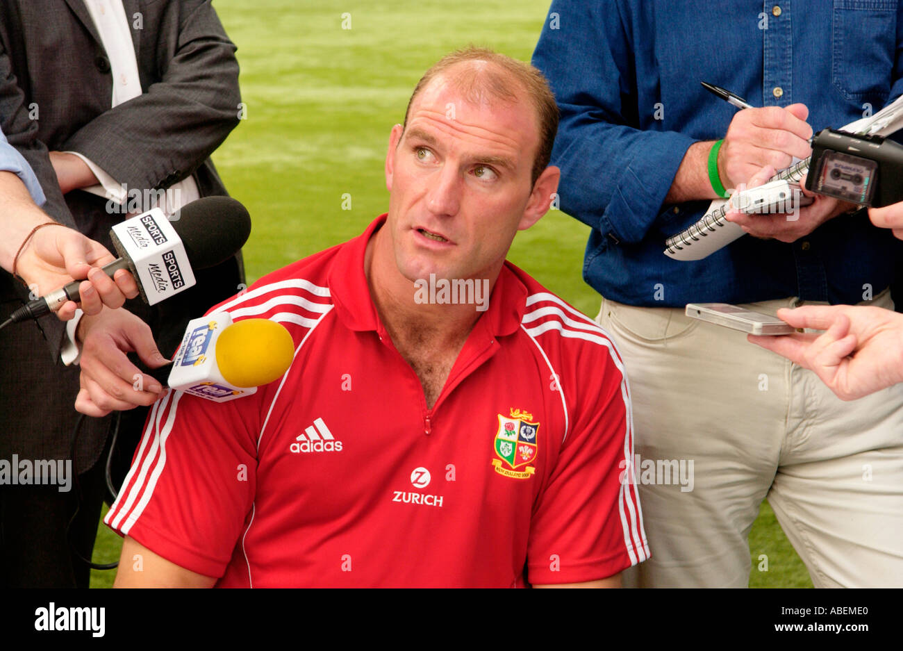 Lawrence Dallaglio l'Angleterre et les Lions Britanniques joueuse parler aux journalistes sportifs dans les journaux et à la radio Banque D'Images