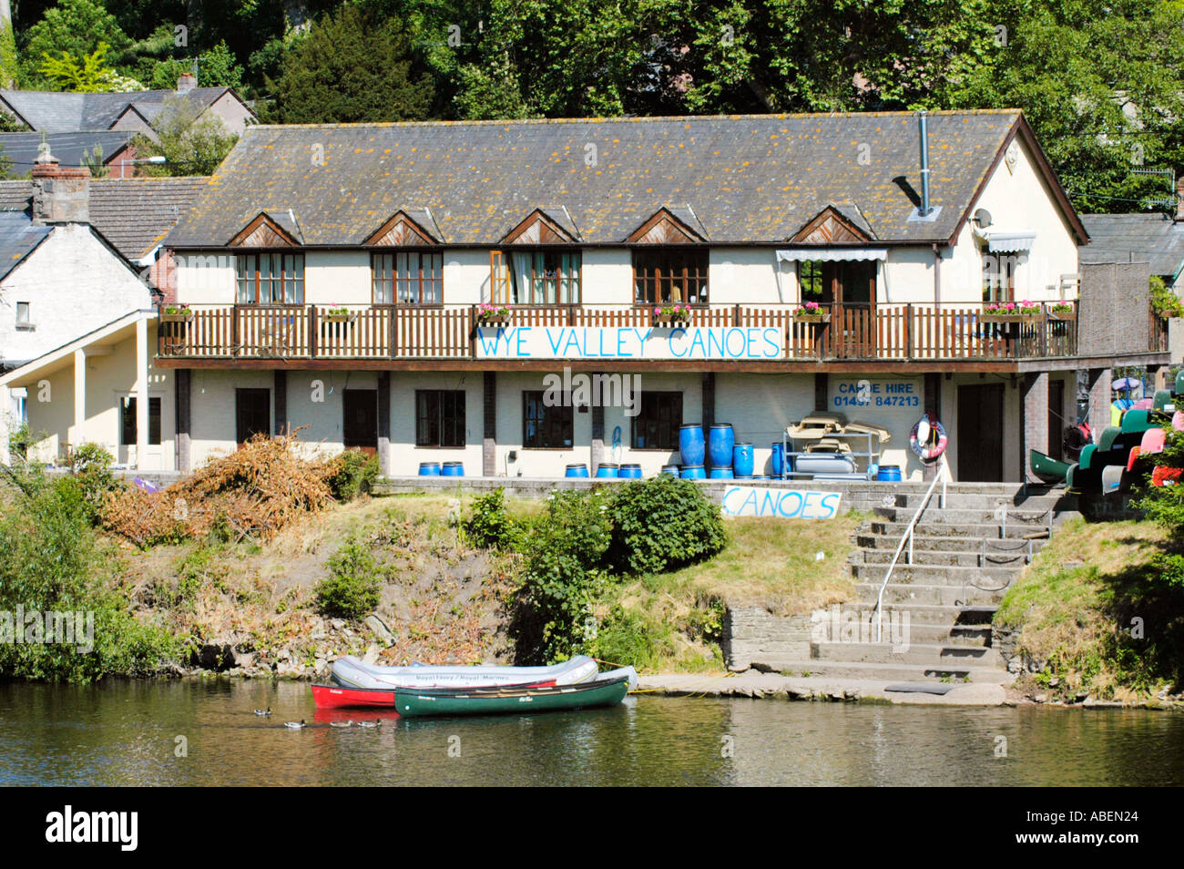 Location de canoë canots Wye Valley Business sur les rives de la rivière Wye à Glasbury on Wye près de Hay on Wye Banque D'Images