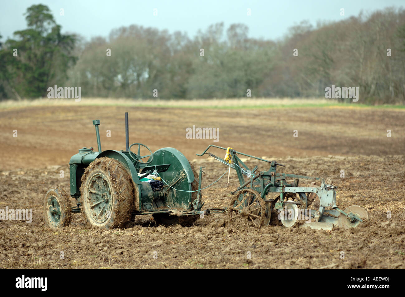 Vintage tracteur dans un champ, l'Angleterre, Royaume-Uni Banque D'Images