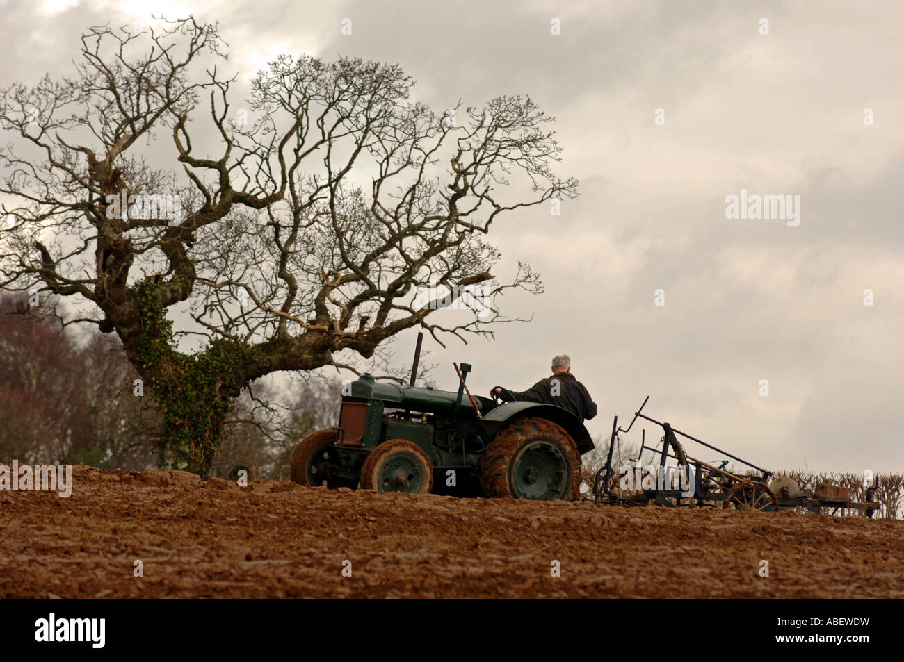 Tracteur Vintage et l'homme labourant un champ, Grande-Bretagne, Royaume-Uni Banque D'Images