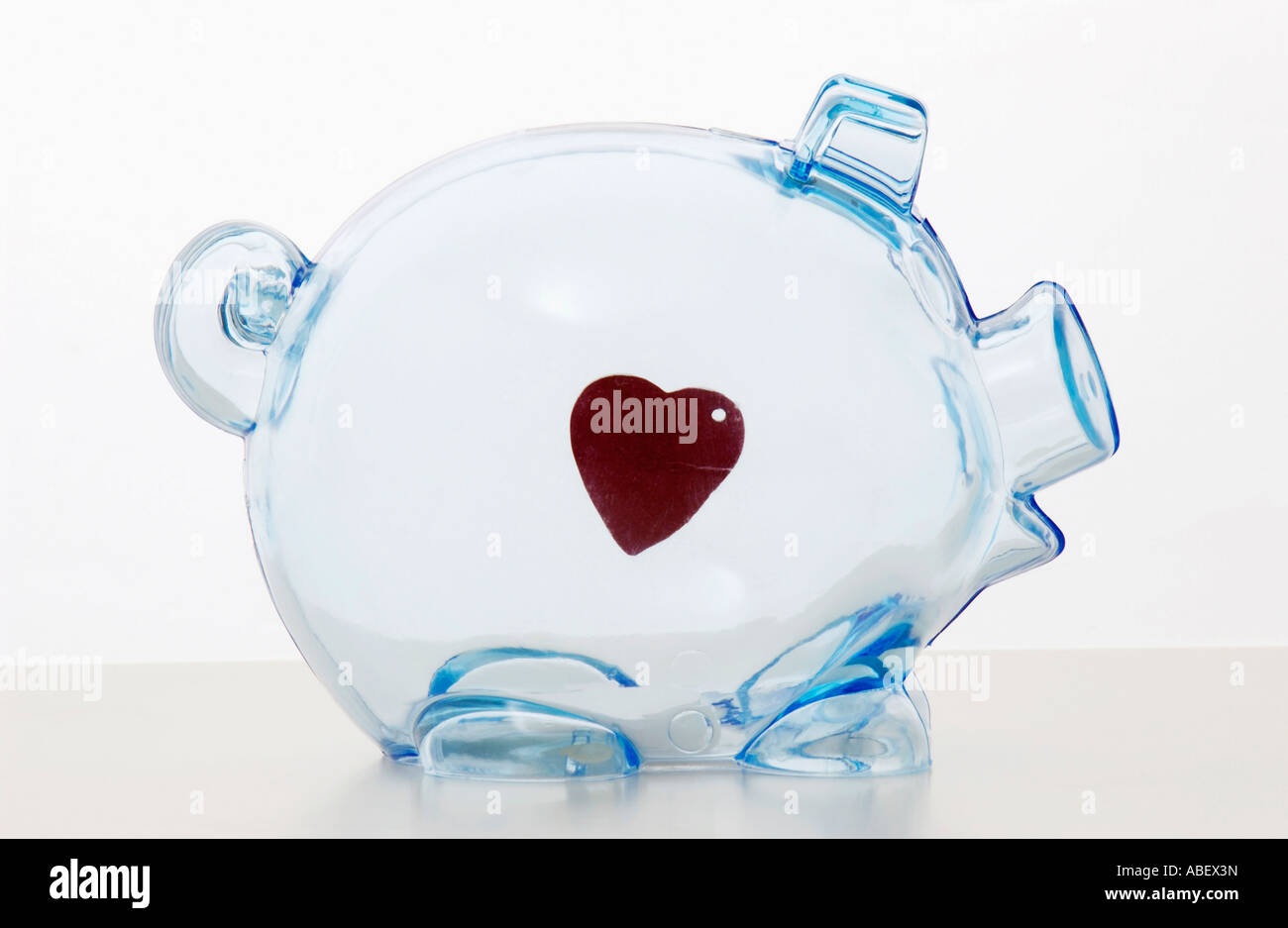 Forme de coeur suspendu dans piggy bank Banque D'Images