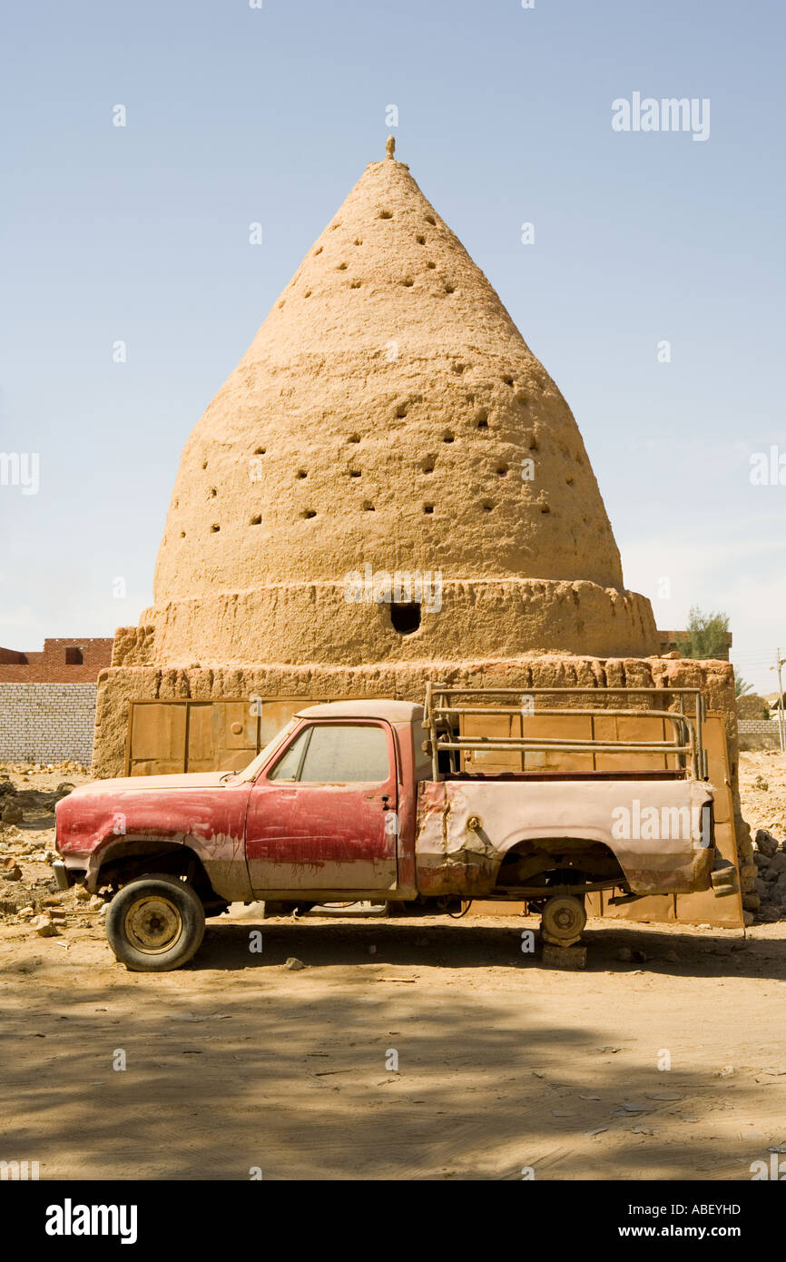 Vieux camion rouge abandonné à l'extérieur du lieu de culte d'un saint. Bahariya Oasis Egypte Banque D'Images