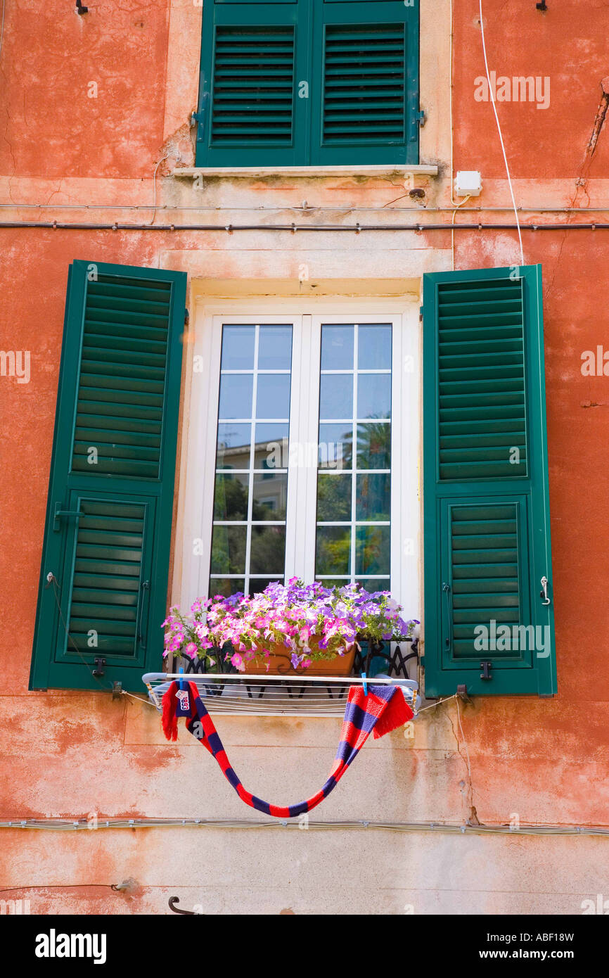 Fenêtre et volets italien Portofino avec écharpe rouge et bleu Photo Stock  - Alamy