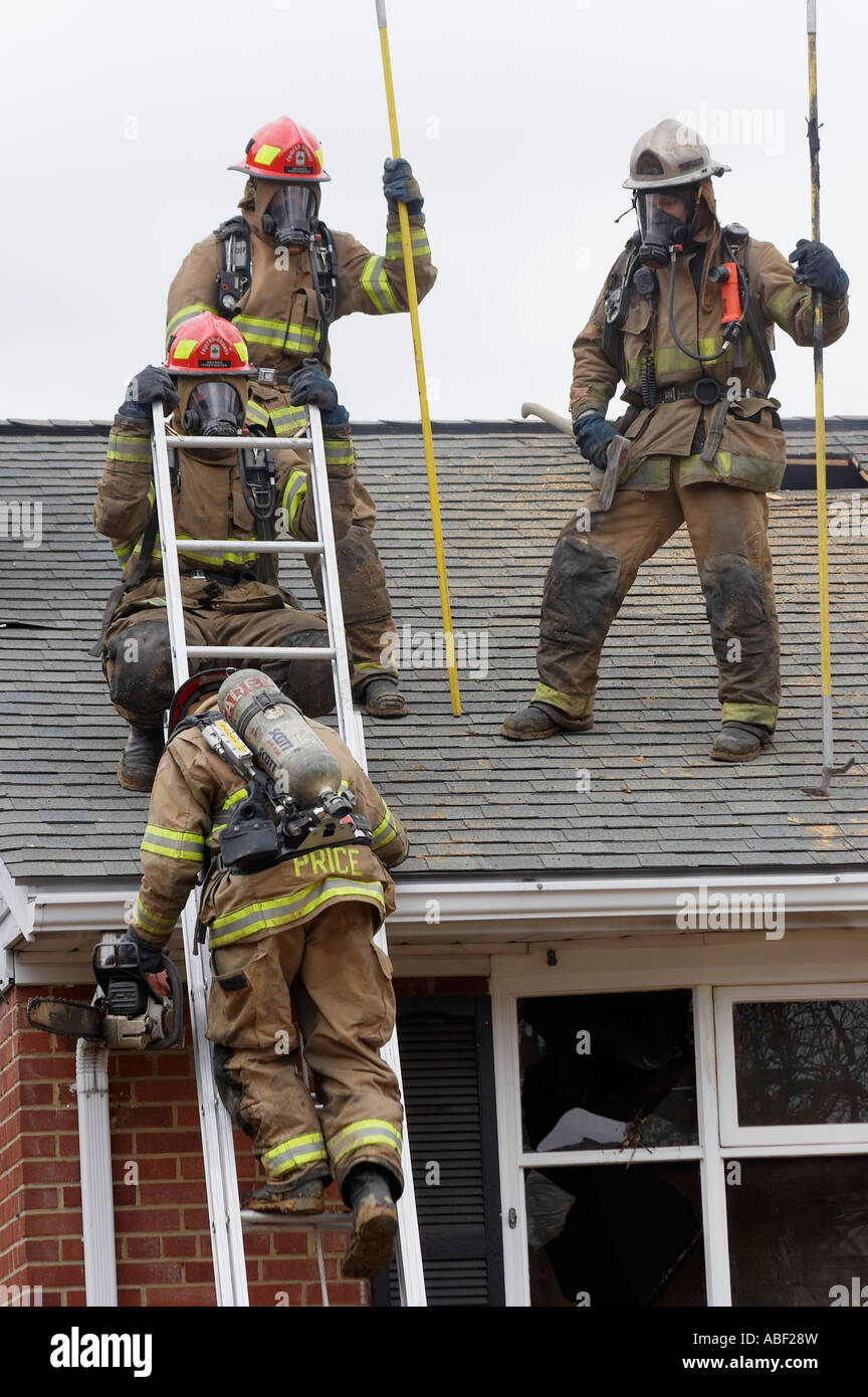 Exercice de formation des pompiers de brûlage contrôlé d'une maison McLean en Virginie Banque D'Images