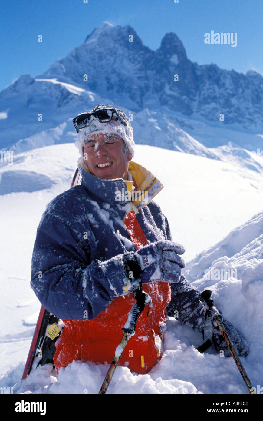 Skieur tombé dans la neige Banque D'Images