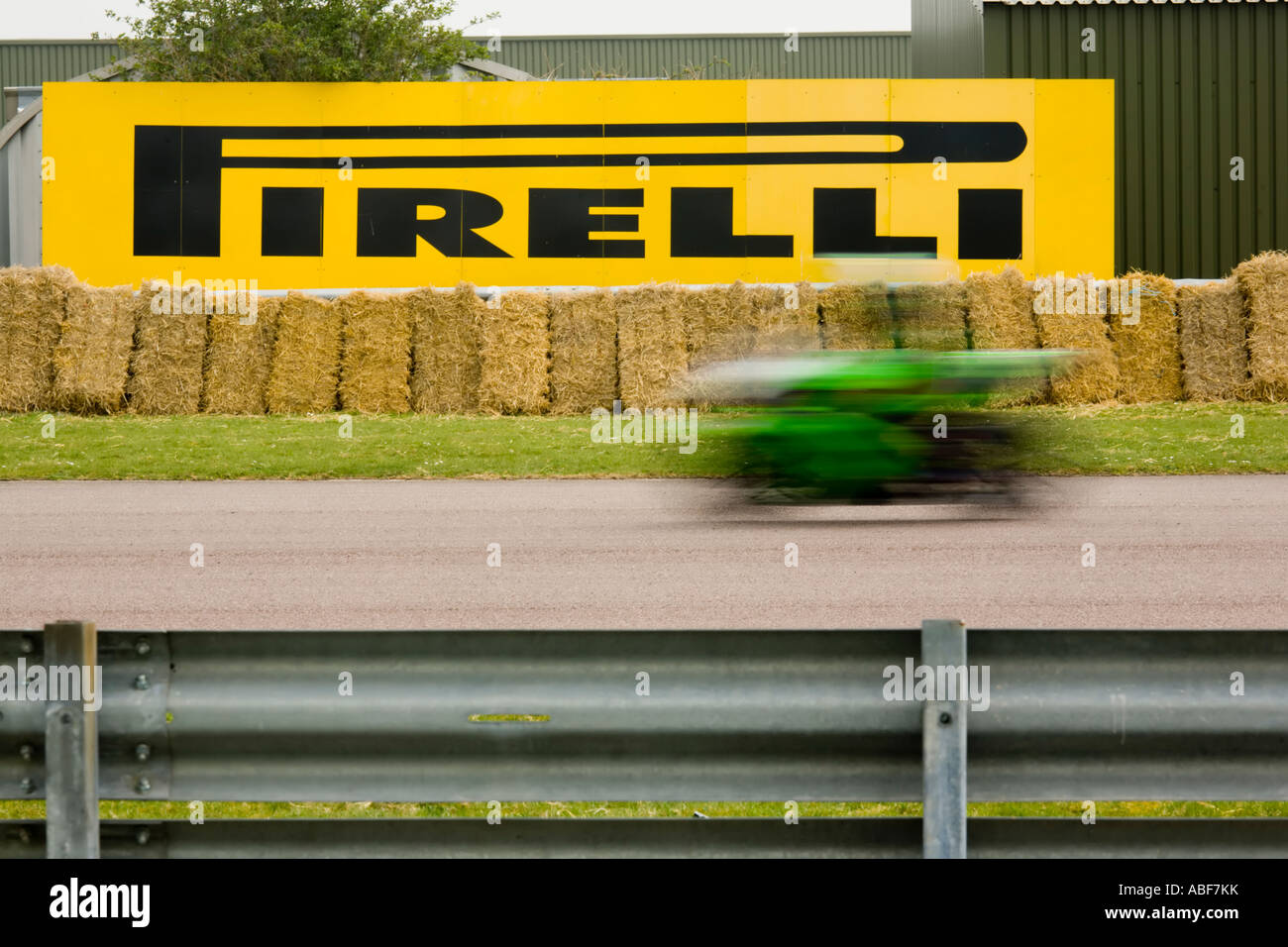 Pirelli annonce jaune avec moto rapide rapide vitesse de panoramique flou Banque D'Images