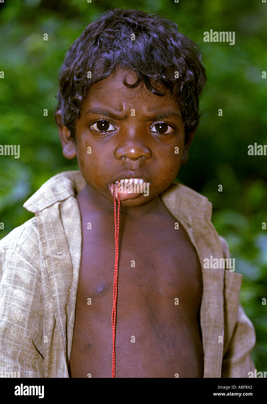 Un garçonnet de cinq ans qui appartiennent à la communauté autochtone et vit dans les jungles du Kerala Inde Banque D'Images