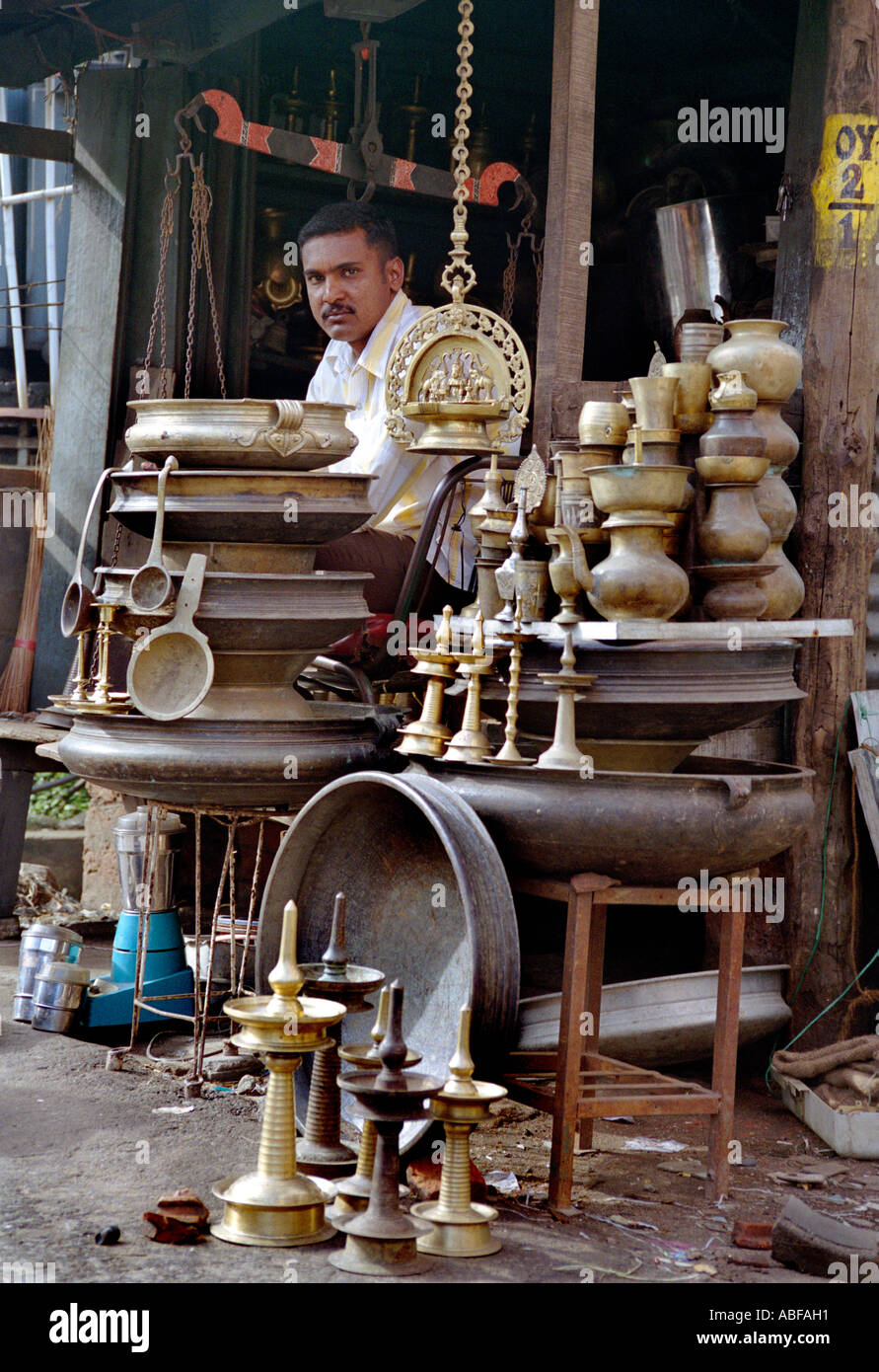 Un jeune homme de trente ans dans une boutique d'antiquités à Calicut Kerala Inde Banque D'Images