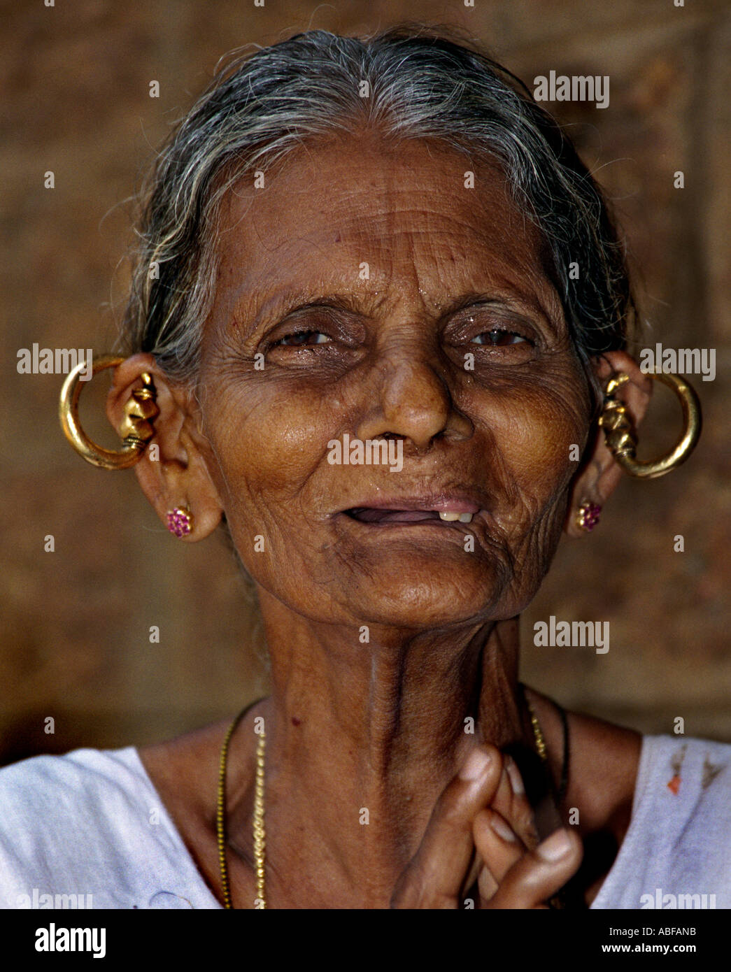 Une vieille dame au Kerala costume chrétiennes traditionnelles et d'oreille appelé mekkamothiram smiling at the Camera Banque D'Images