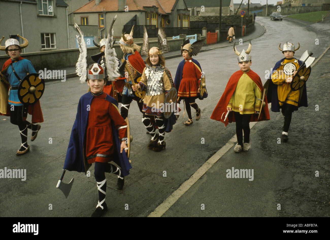 Les enfants défilent dans les rues à Up Helly AA Lerwick Shetlands Scotland Celebration of the Midwinter festival old style January 1970 1970s UK Banque D'Images