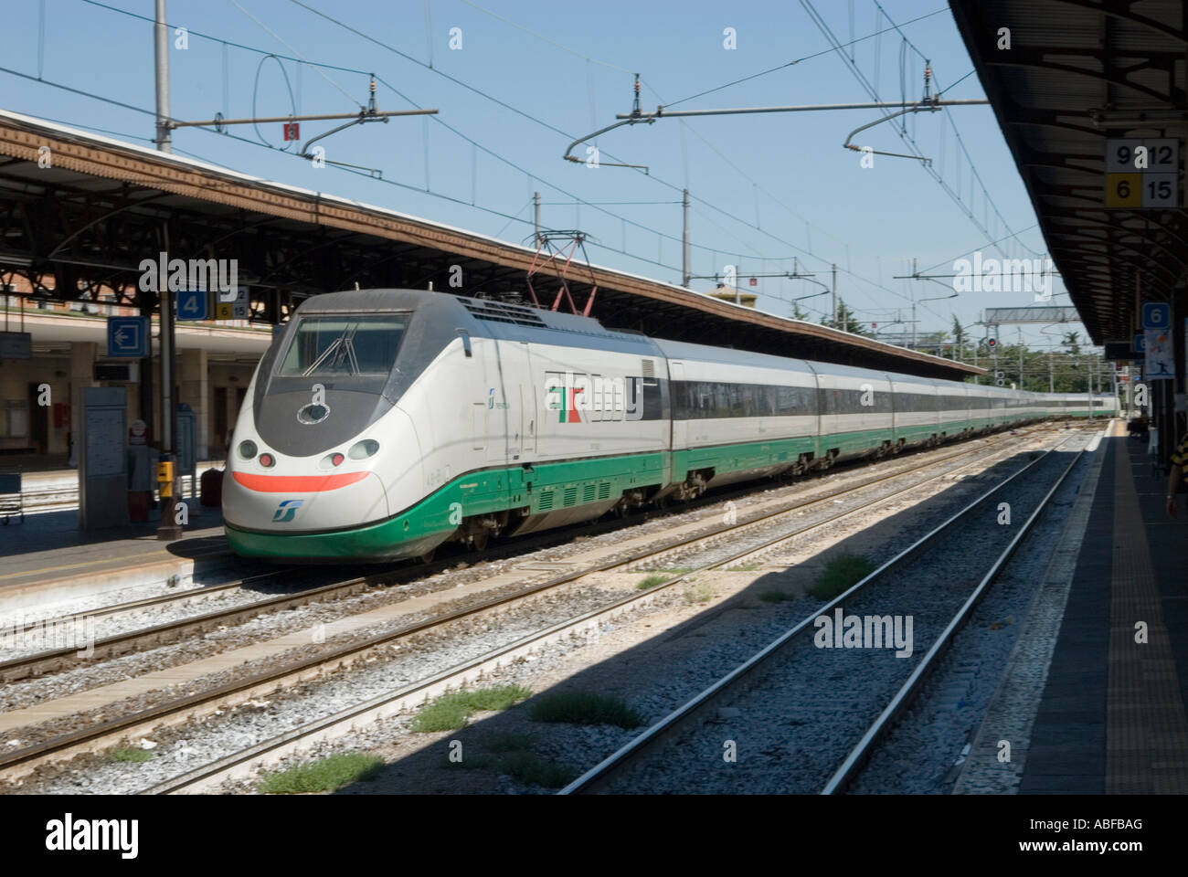 Train à grande vitesse italien 500 etr eurostar dans l'Italie de partir pour Venise Banque D'Images