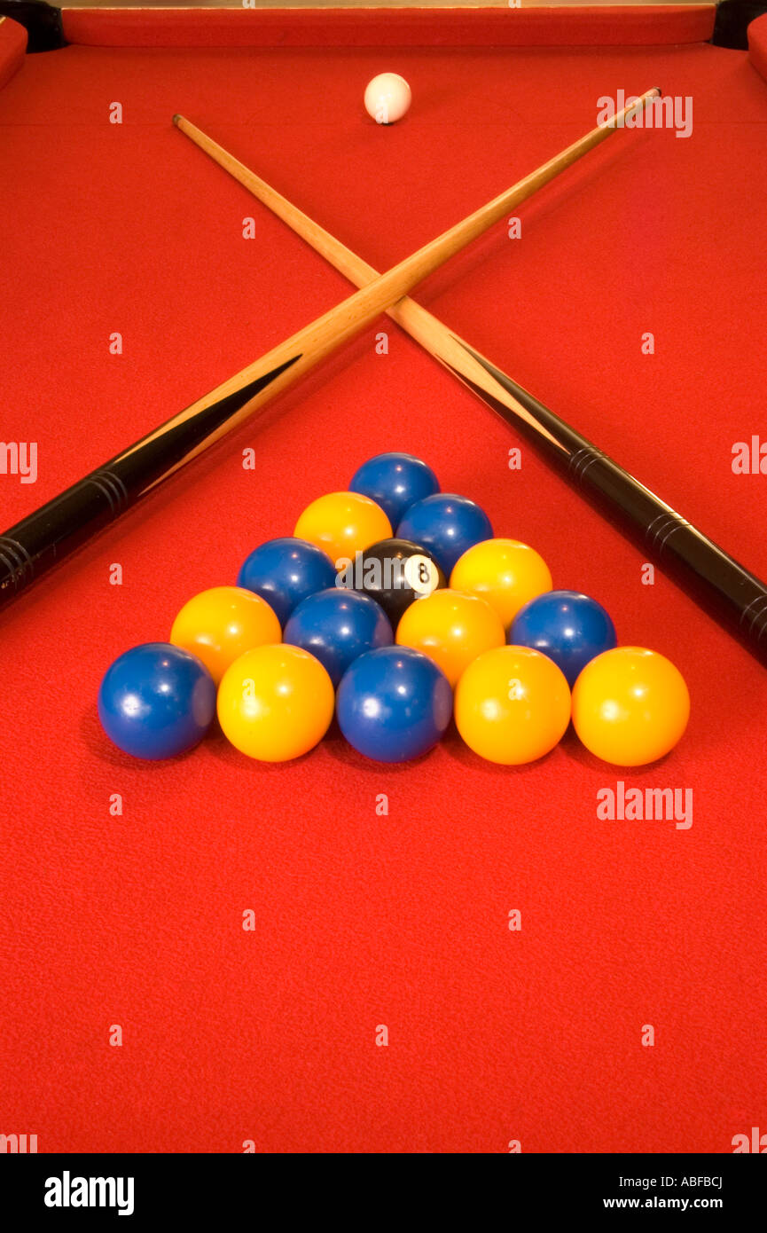 Une table de billard dans un bar installé et prêt à jouer Photo Stock -  Alamy