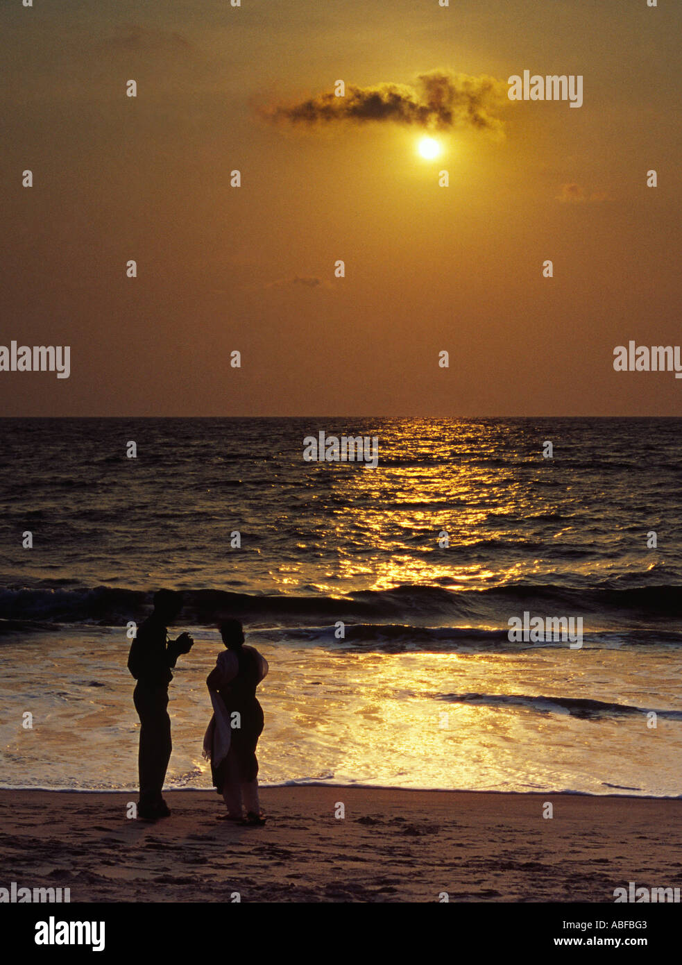 Jeune couple de passer une soirée romantique à Alapuzha beach à Alleppey, Kerala, Inde Banque D'Images