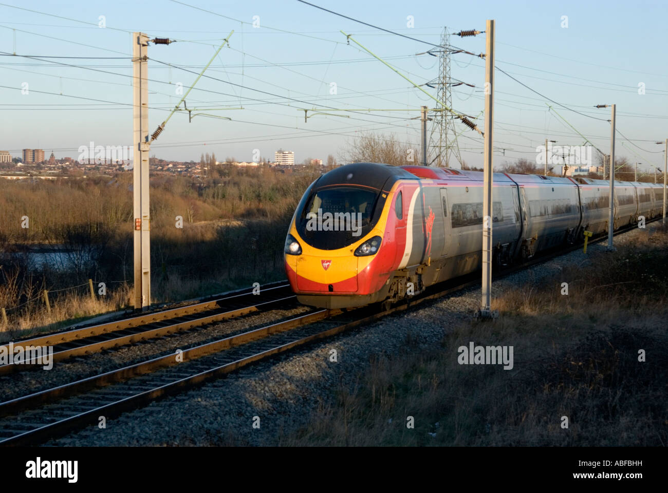 Une vierge pendolino class 390 uem près de Dudley port dans le West Midlands Banque D'Images