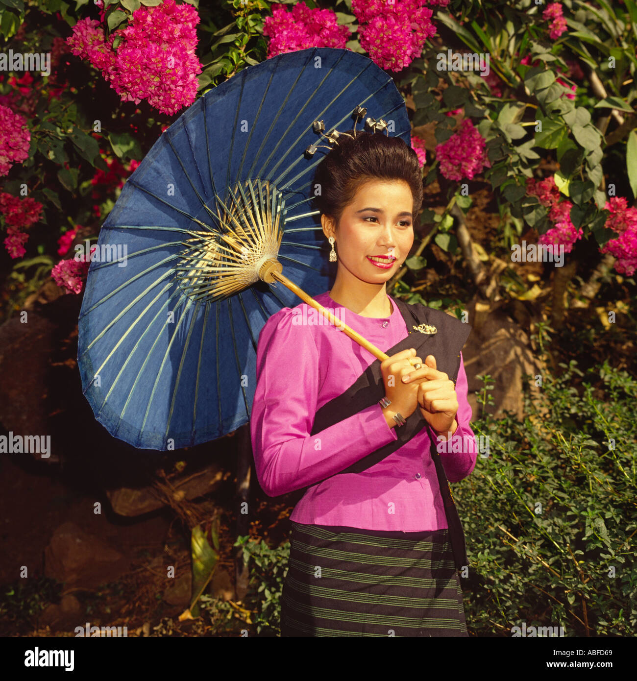 Single attractive Thai girl holding umbrella à Chiang Mai dans le Nord de la Thaïlande Banque D'Images Single attractive Thai girl holding umbrella à Chiang Mai dans le Nord de la Thaïlande Banque D'Images