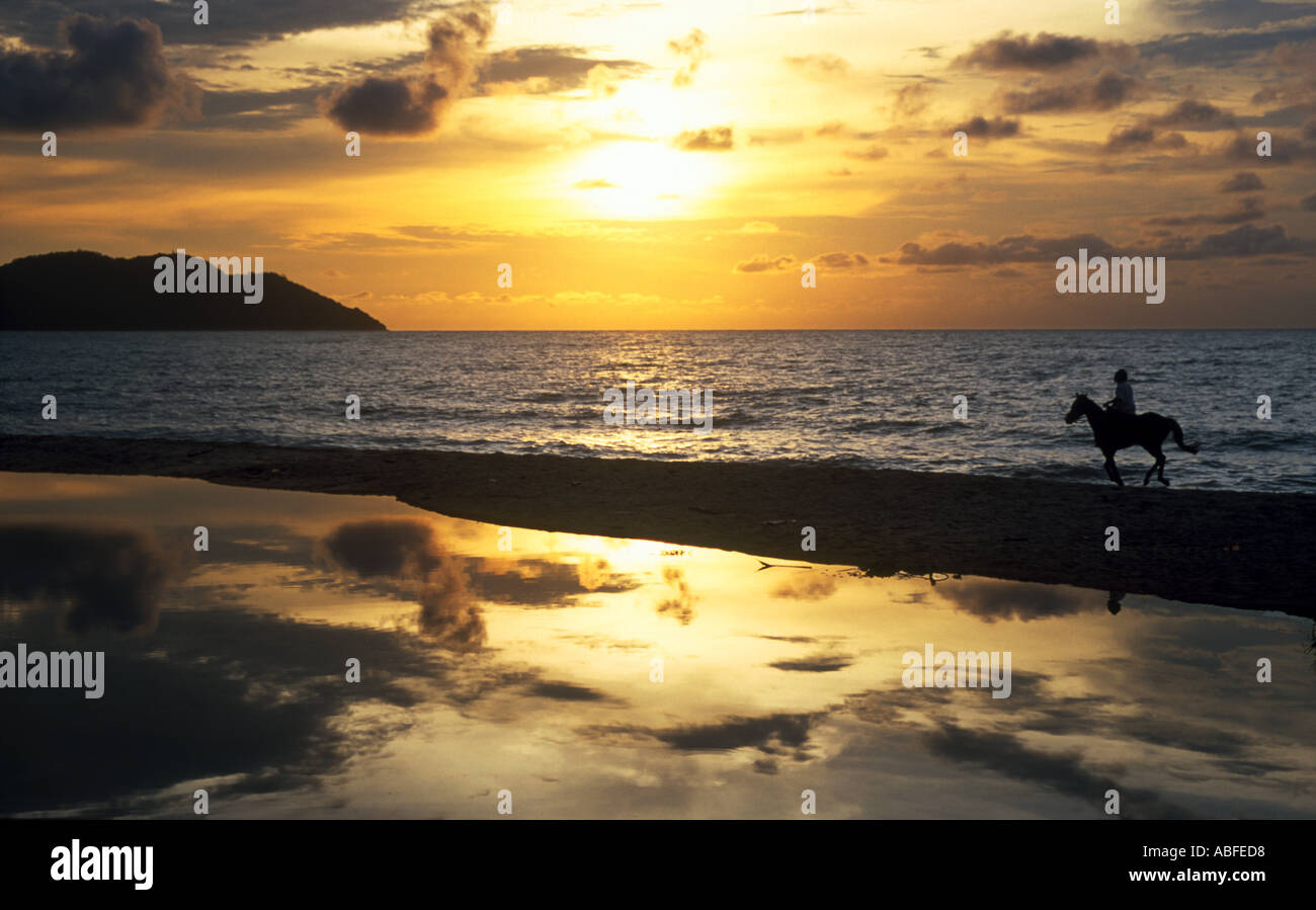 Ferenghi beach Penang Malaisie au coucher du soleil 2 Banque D'Images