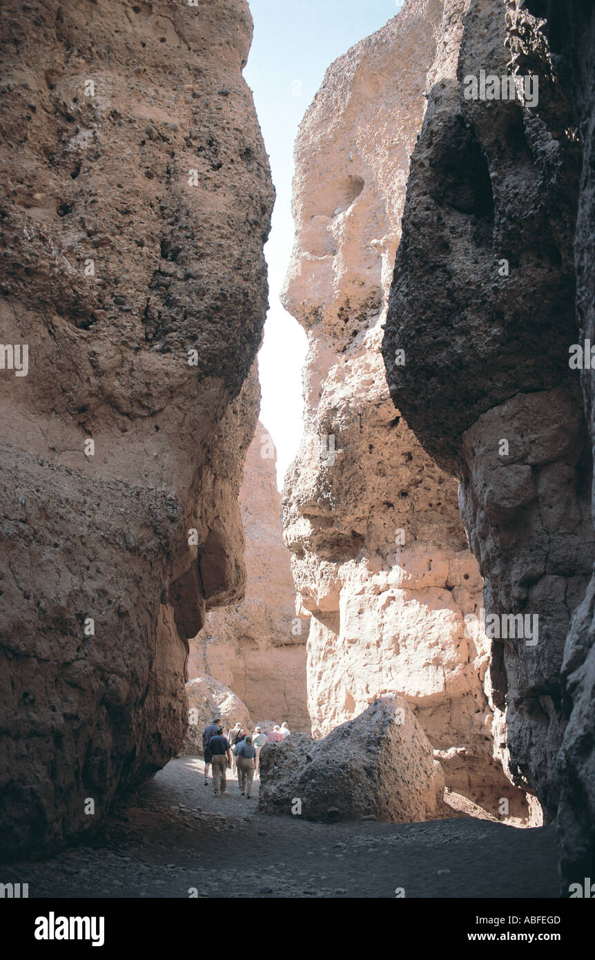 Les marcheurs dans le Namib Naukluft Sesriem Canyon National Park Afrique du sud-ouest de la Namibie Banque D'Images