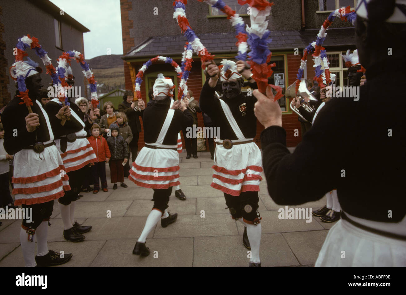 La danse morris traditionnelles Blacked Britannia Bacup Coconut Dancers Bacup Lancashire England UK Vendredi Saint Pâques hommes black jusqu'HOMER SYKES Banque D'Images