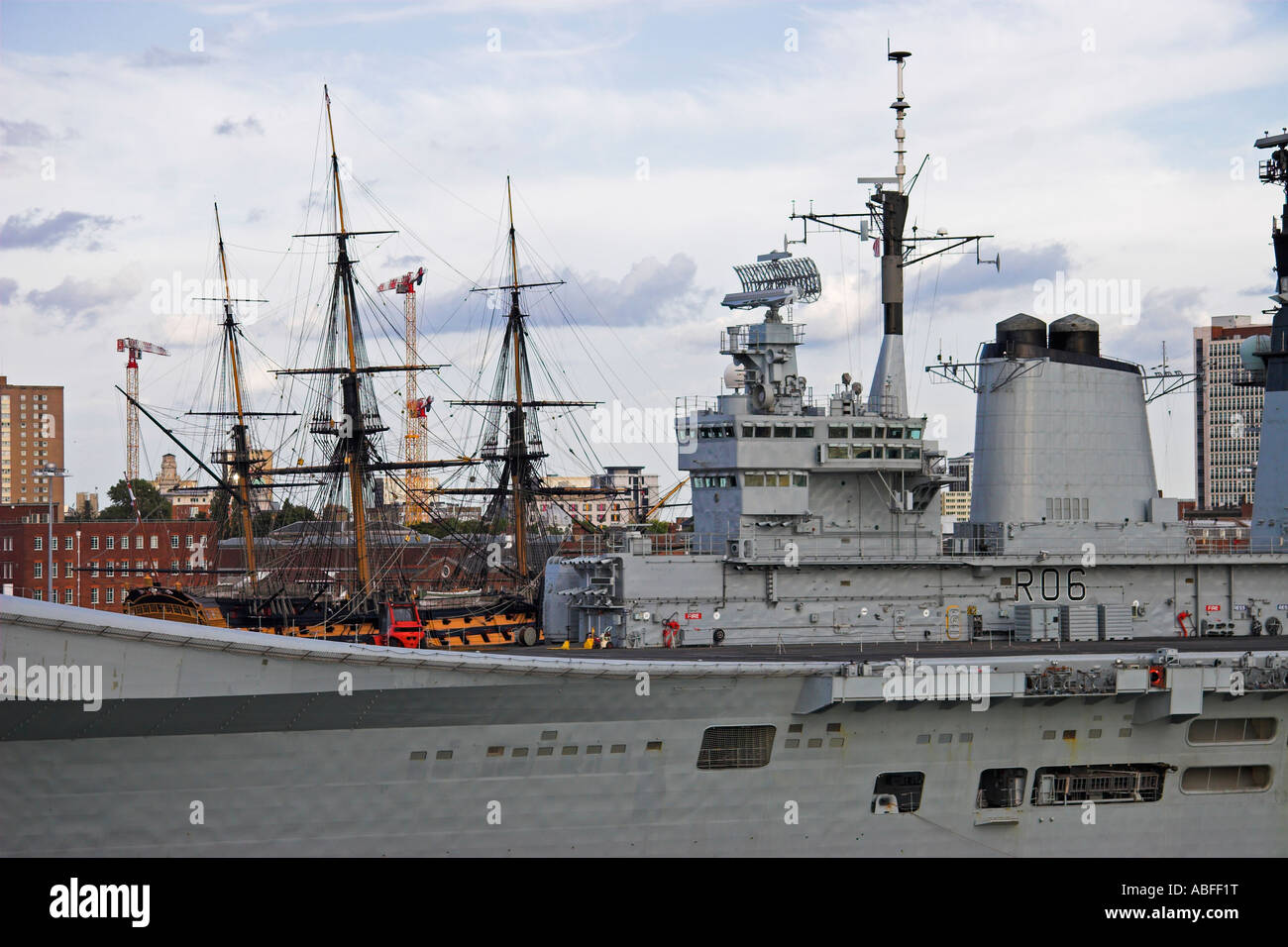 L'Arsenal, Portsmouth (montrant le HMS Illustrious et derrière la victoire de Nelson), Hampshire, Angleterre Banque D'Images