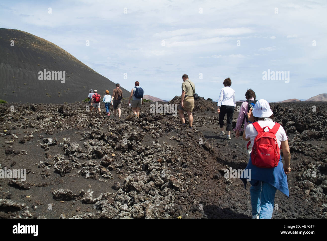 dh Timanfaya Parc National TIMANFAYA LANZAROTE visite guidée randonneurs trekking dans le champ de lave volcan montagne randonnée gens touristes îles canaries hiver Banque D'Images