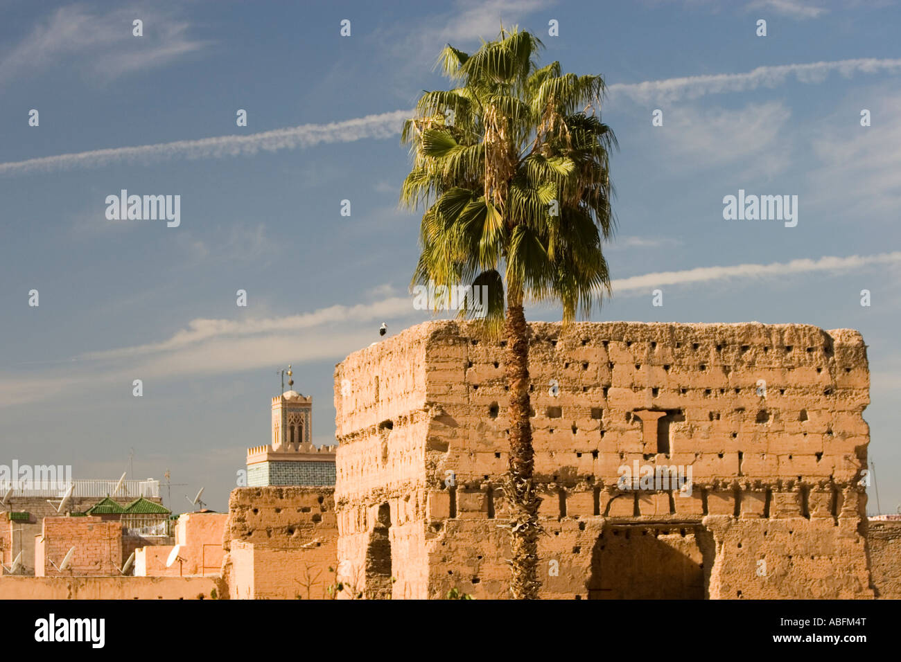 Avions à réaction sur les sentiers de con reste palais el Badi tower et palm Maroc Banque D'Images