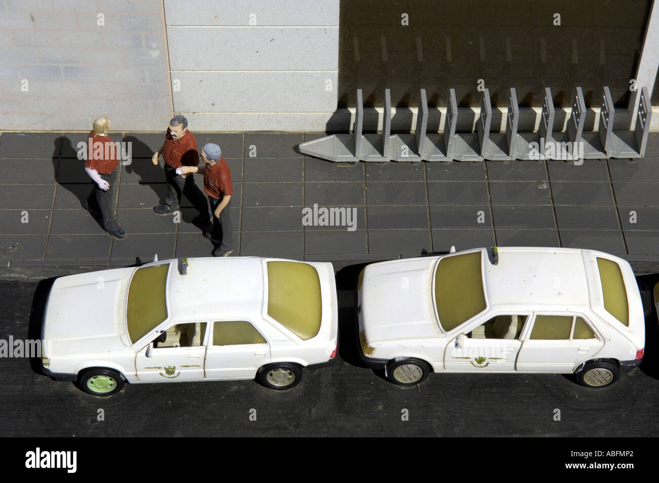 Les chauffeurs de taxi voitures scène urbaine de la rue de l'aéroport aeropuerto reina Sofia design modèle petit modèle de bâtiment pueblo chico Canary Island Banque D'Images