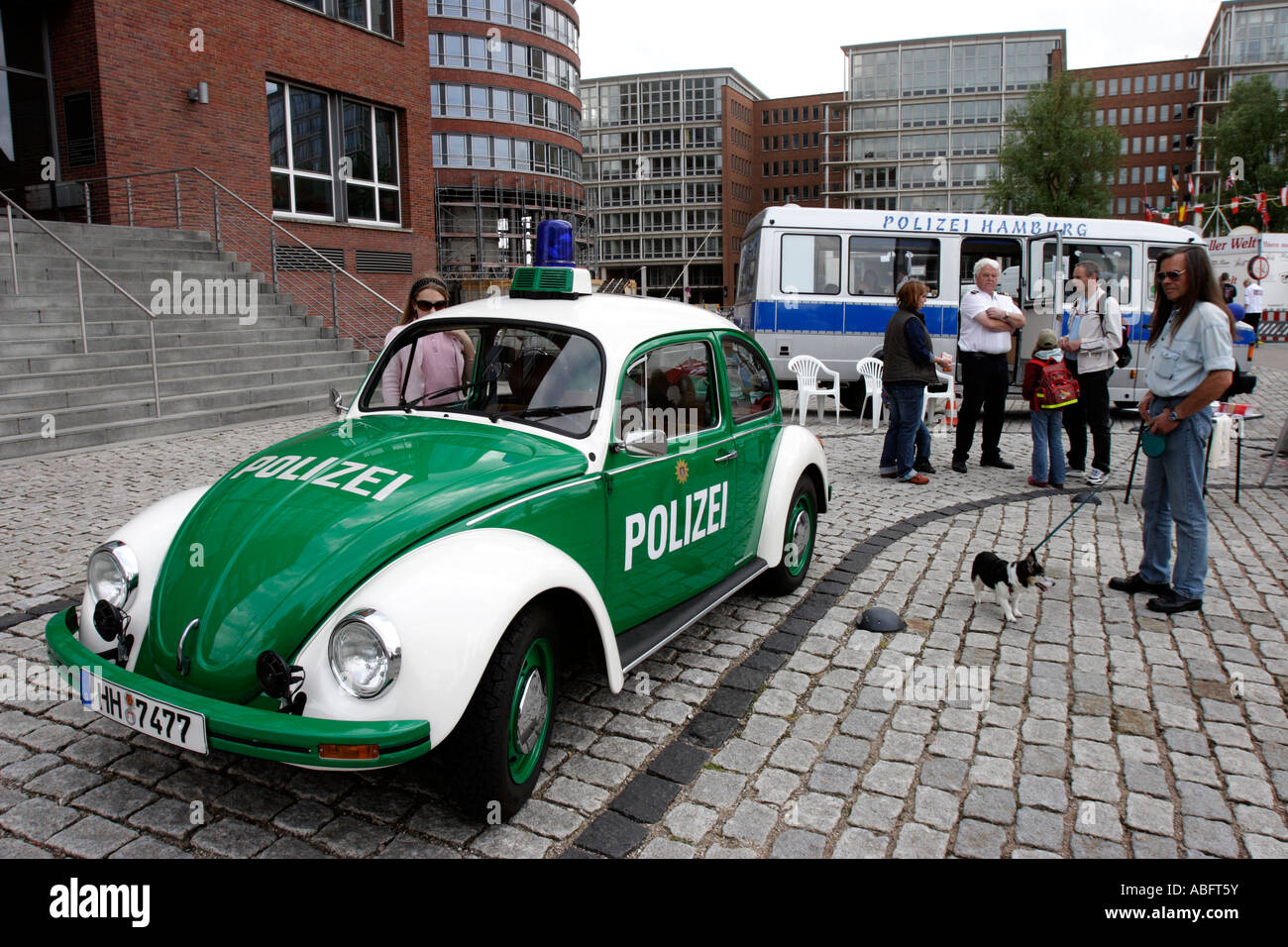 Les gens regardent une Volswagen Beetle Voiture de police à Hambourg, Allemagne Banque D'Images