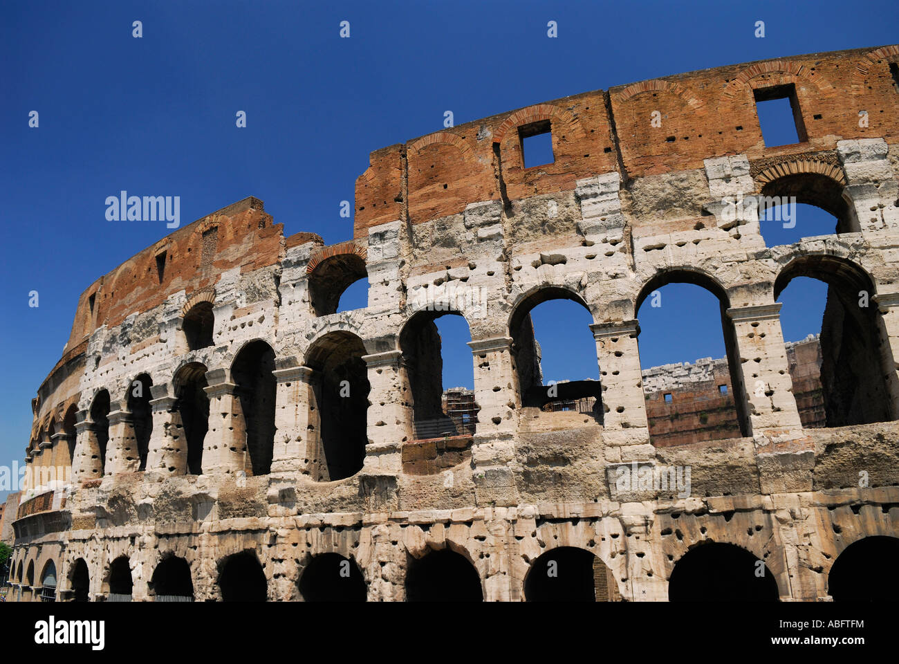 Rouge de la paroi intérieure ruines de l'amphithéâtre Flavien ou Colisée à Rome Italie avec ciel bleu Banque D'Images