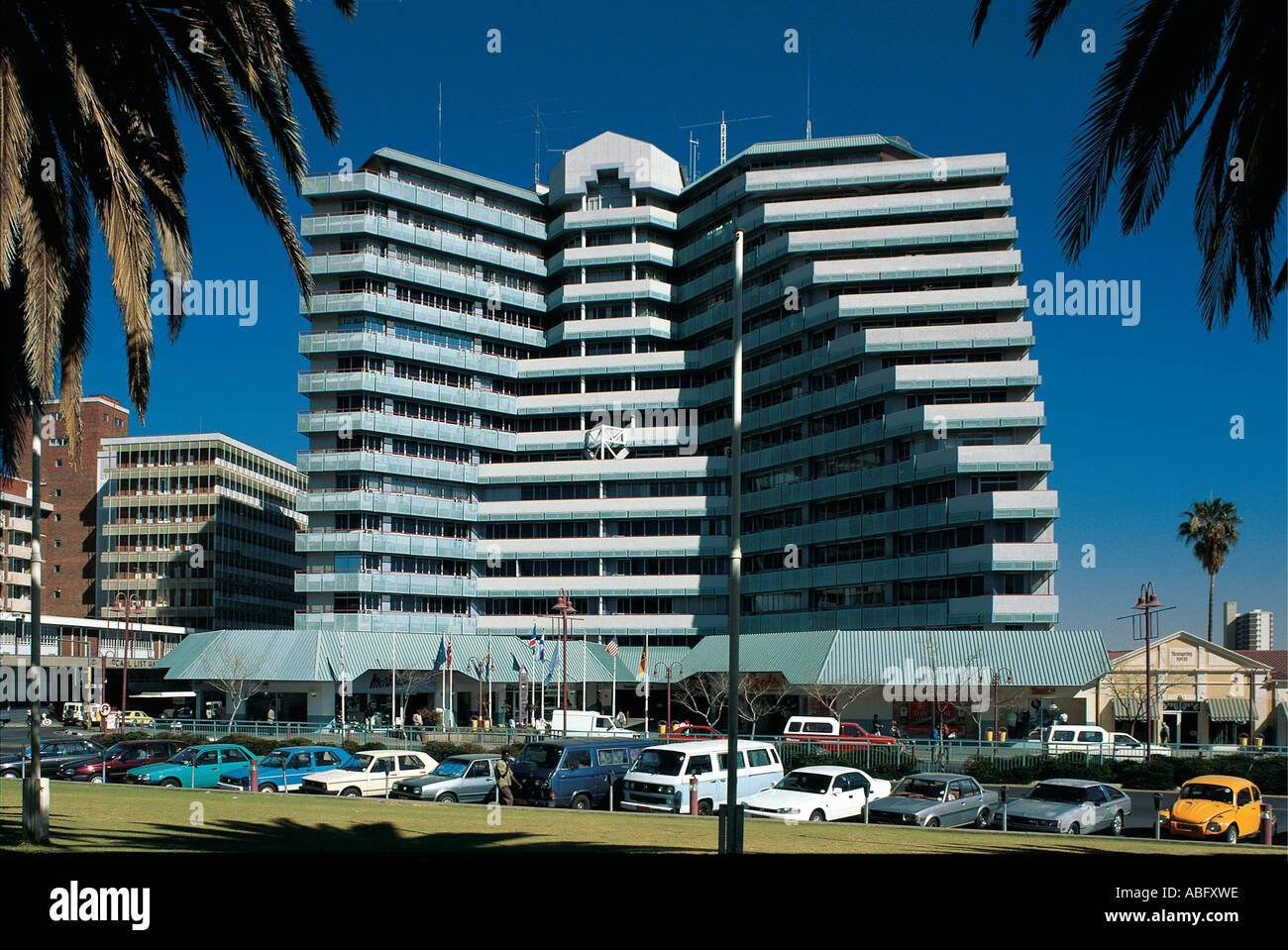 Tour moderne de grands bâtiments sur l'Avenue de l'indépendance l'Afrique du sud-ouest de la Namibie Windhoek Banque D'Images