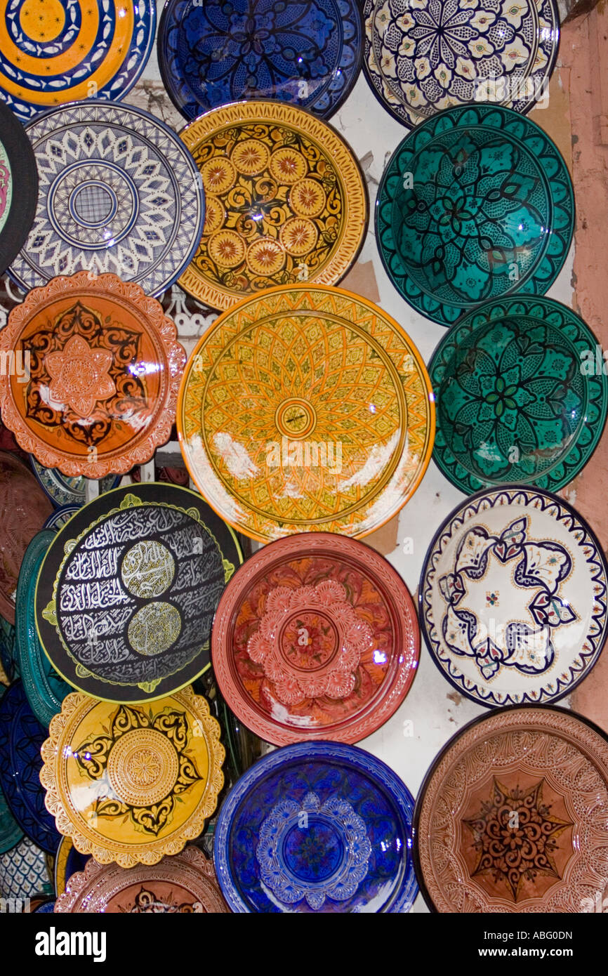Affichage de la terre cuite vernissée colorée Marrakech Maroc Banque D'Images