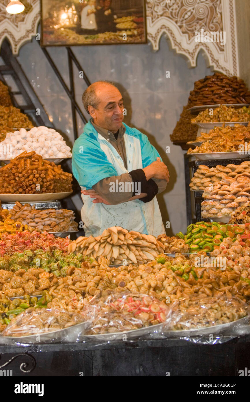 Les gâteaux et bonbons médina de Marrakech Maroc souk de décrochage Banque D'Images