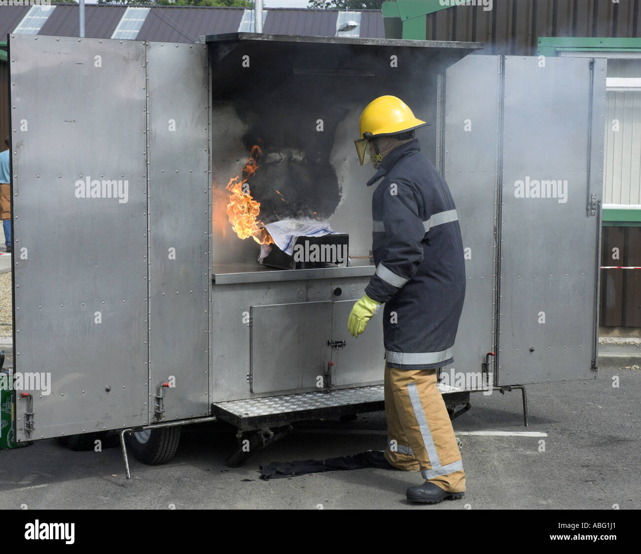 Pan puce Démonstration par Sécurité Incendie Fire Brigade Banque D'Images