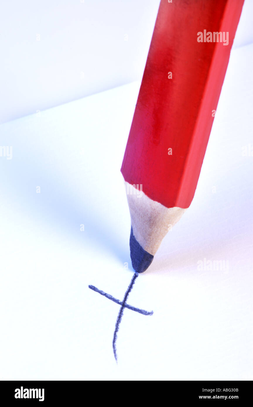 Dessin à l'écriture de gros crayon rouge faire un X une feuille de papier blanc marquage écrit bleistift bois Banque D'Images