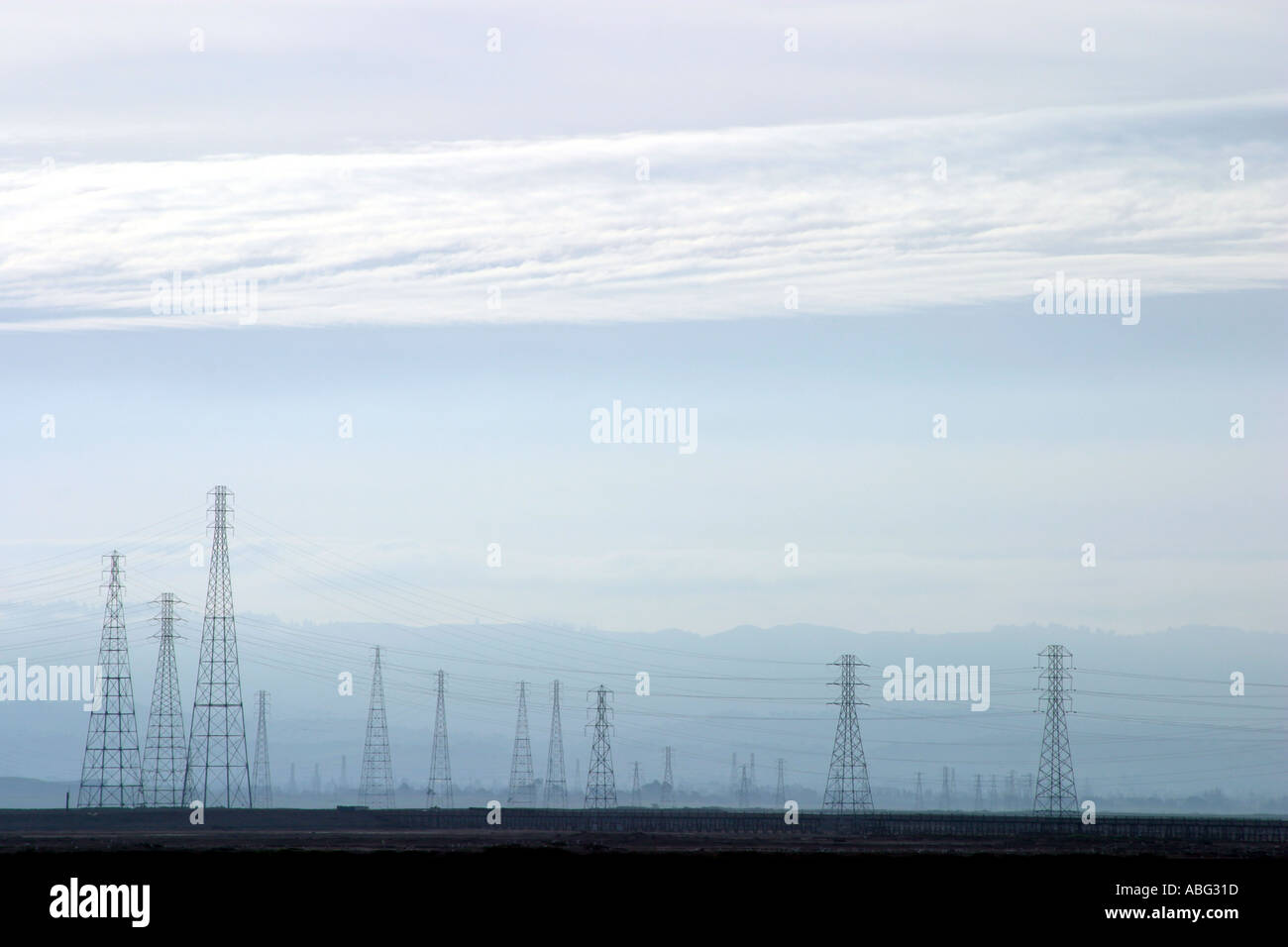 Pylônes et lignes électriques Banque D'Images