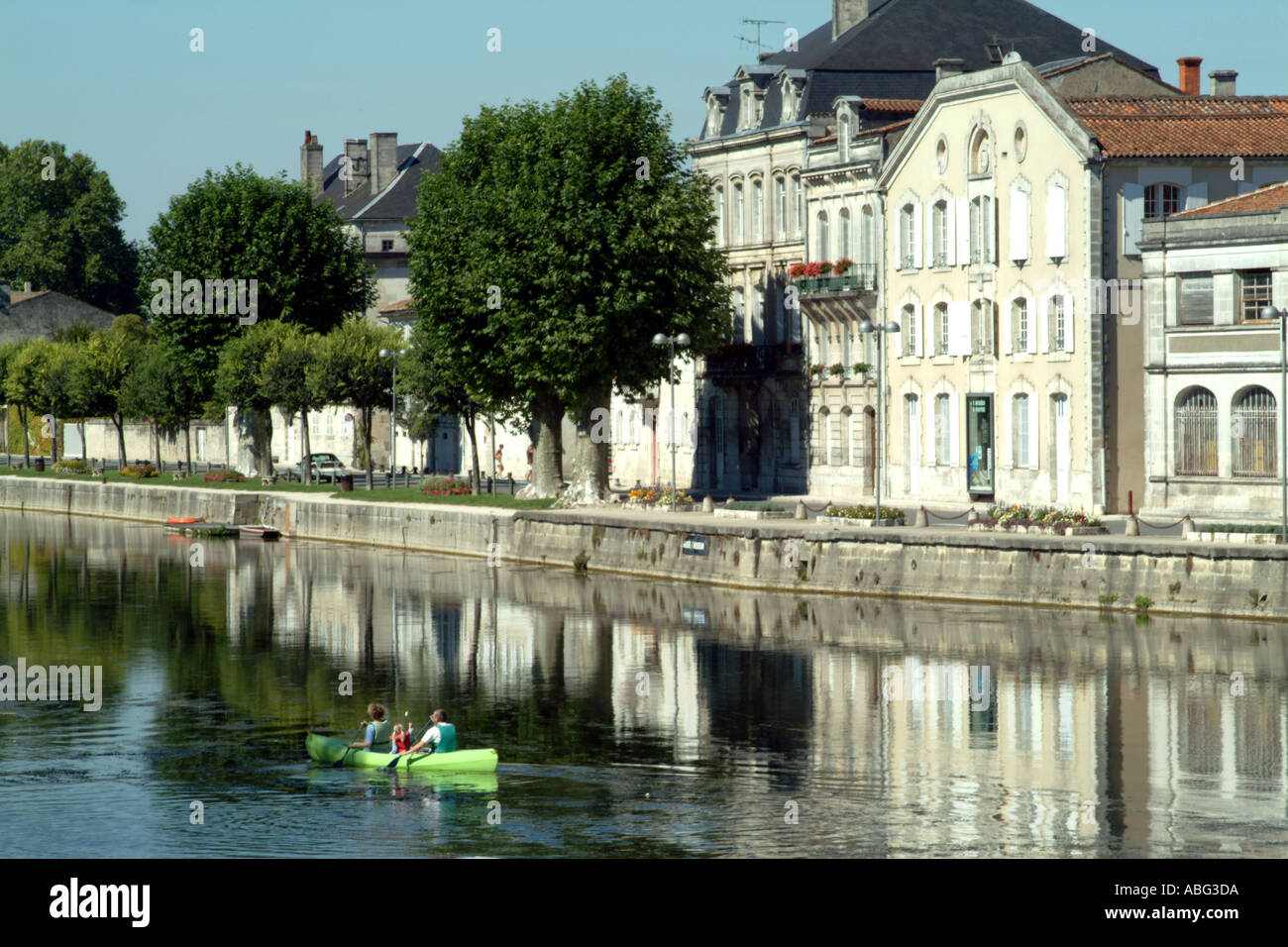 Cognac Bisquit Caves sur la Charente à Jarnac France Famille canoë Banque D'Images