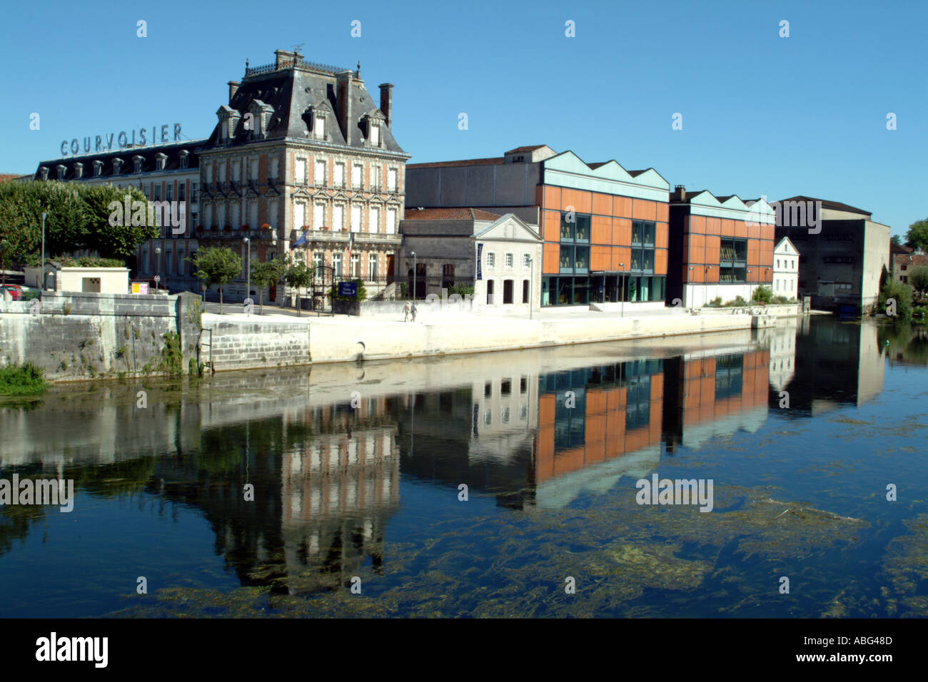 Cognac Courvoisier Caves sur la Charente à Jarnac France Banque D'Images