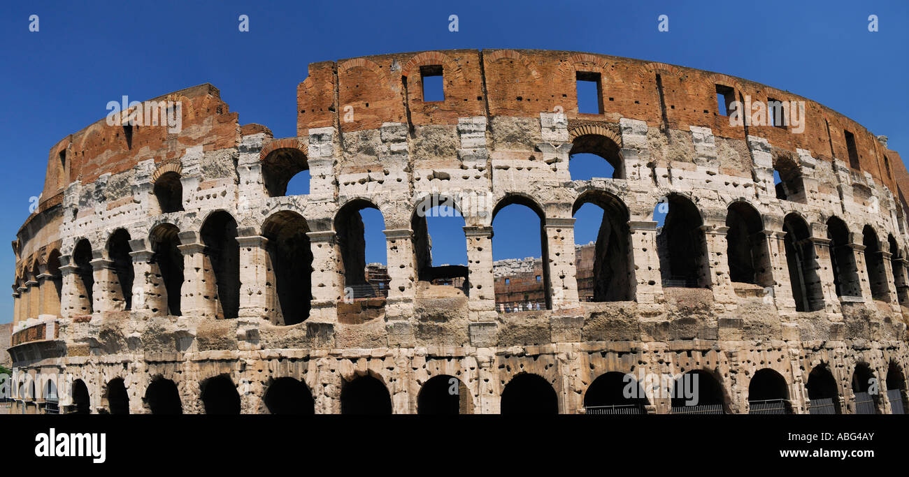 Panorama de l'amphithéâtre Flavien ou Colisée à Rome Italie avec ciel bleu Banque D'Images