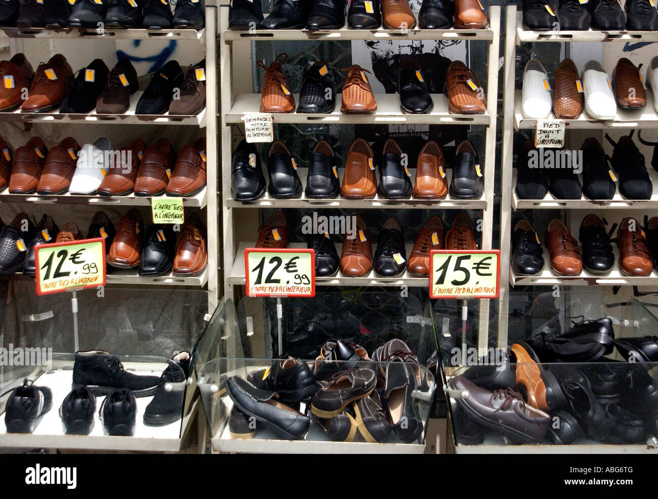 Magasins de vente de vêtements et chaussures bordent les rues près de  Pigalle Paris France Photo Stock - Alamy