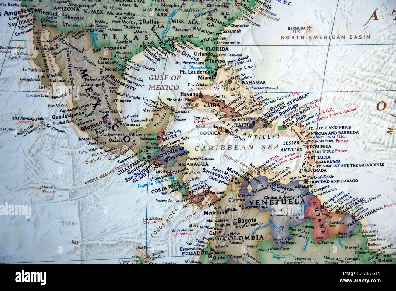 Vue de l'Amérique centrale et de la région environnante sur une fine, détaillée et colorée carte du monde. Banque D'Images
