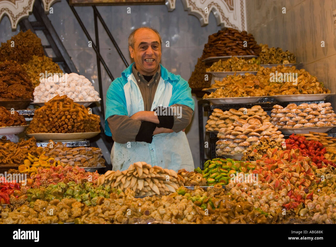 Des gâteaux et sucreries stall Souk Médina de Marrakech Maroc Banque D'Images