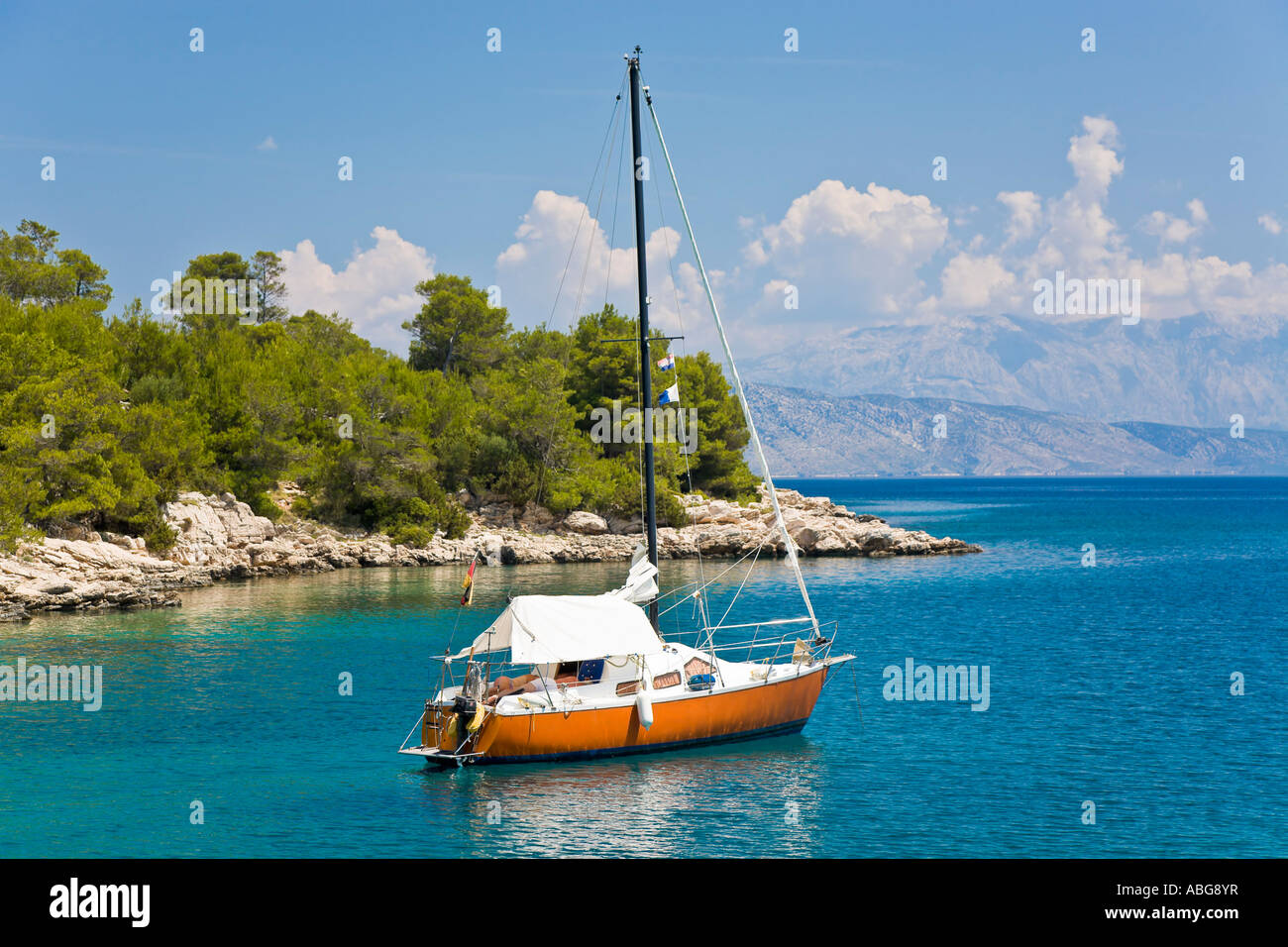 Petit voilier, île de Hvar, Dalmatie, Croatie Banque D'Images
