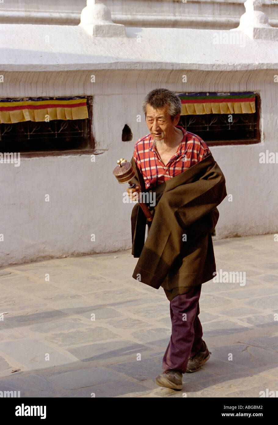 Vieil homme à barbe à pied autour du stupa de Bouddhanath près de Katmandou Népal Asie du Sud Banque D'Images